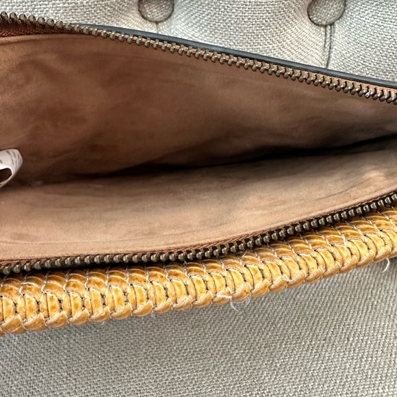 Crossbody - Picture 5 of 7